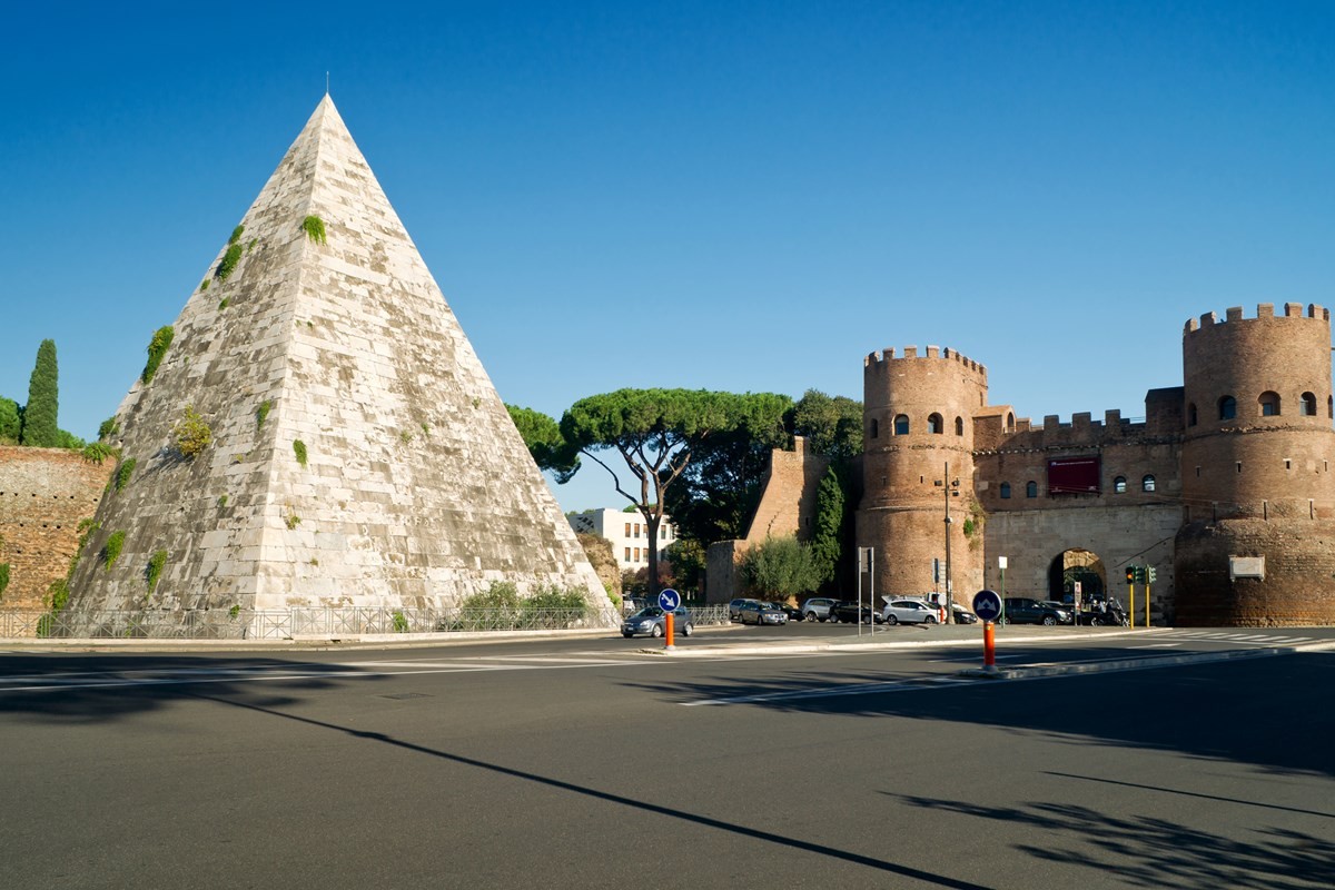 Cạnh cổng thành Porta San Paolo ở thành Rome, Italia có một  kim tự tháp đã đứng sừng sững từ hàng nghìn năm nay, được biết đến với tên gọi kim tự tháp của Gaius Cestius. Ảnh: Rome sightseeing.