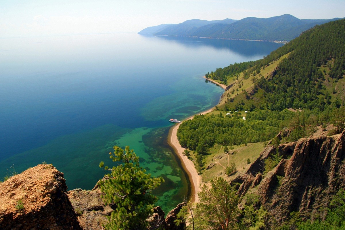 Nằm giữa tỉnh Irkutsk và Cộng hòa Buryatia ở phía nam khu vực Siberia của Nga,  hồ Baikal được cả thế giới biết đến như một kỳ quan thiên nhiên với nhiều kỷ lục vô tiền khoáng hậu mà hồ nước này lập được. Ảnh: Discovery Russia.