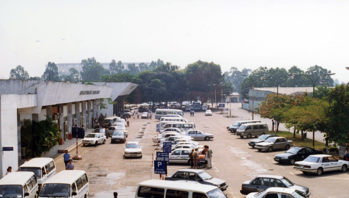 Khung cảnh ở khu vực nhà ga  sân bay Quốc tế Nội Bài, Hà Nội khoảng giữa thập niên 1990. Hình chụp qua cửa kính tầng trên của sảnh khởi hành ở sân bay. Tầng một của sảnh khởi hành này là ga nội địa. Ảnh: Yuichi Kobayashi.