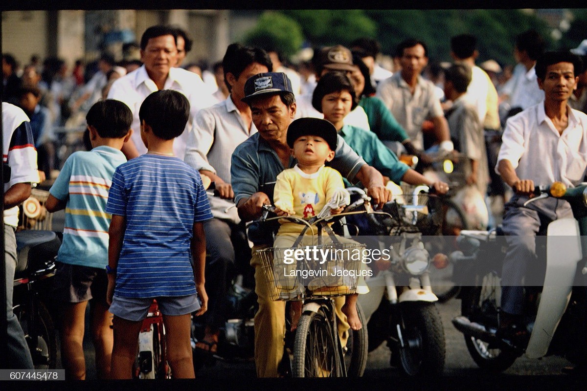 Giao thông giờ cao điểm ở  TP.HCM năm 1991. Ảnh: Jacques Langevin/ Sygma/Sygma via Getty Images.