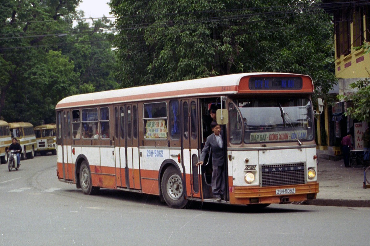 Chiếc  xe buýt Saviem (Pháp) biển số 29H-50-62 đi vào khúc cua, Hà Nội năm 1996. Phía sau là một dãy xe "Hải Âu" đỗ ven đường. Ảnh: Ian Lynas Flickr.