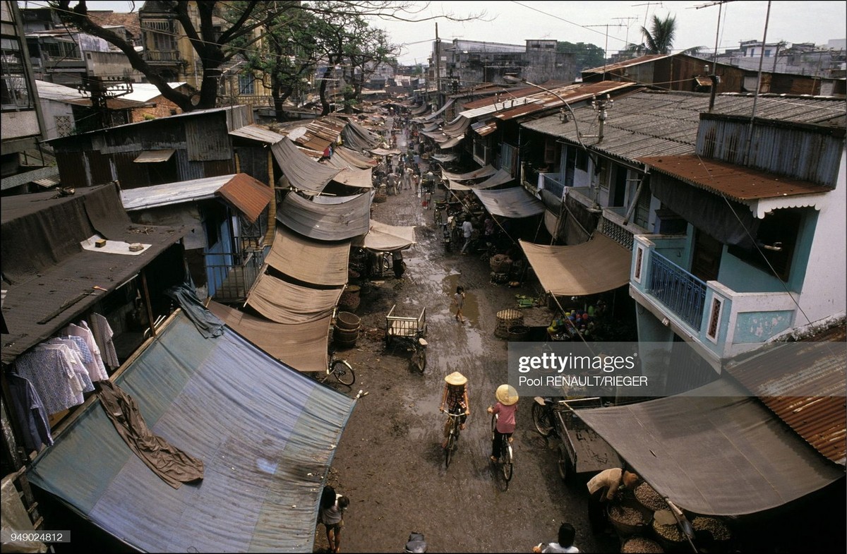 Một con đường lầy lội ở khu vực Chợ Lớn, TP HCM nhìn từ trên cao,  Việt Nam năm 1992. Pool Renault / Rieger /Gamma-Rapho via Getty Images.