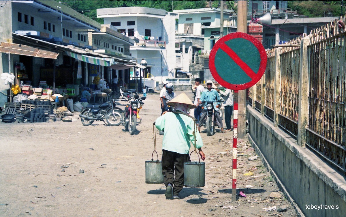 Khung cảnh đường phố bên ngoài chợ Cát Bà, thị trấn  Cát Bà năm 1996. Ảnh: Tobeytravels Flickr.