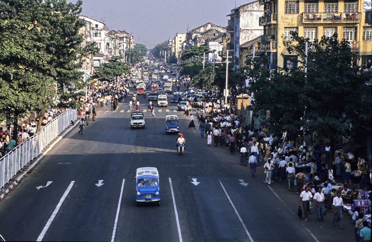 Một đại lộ ở trung tâm Yangon, thủ đô  Myanmar năm 1992. Ảnh: Stefan Hajdu Flickr.