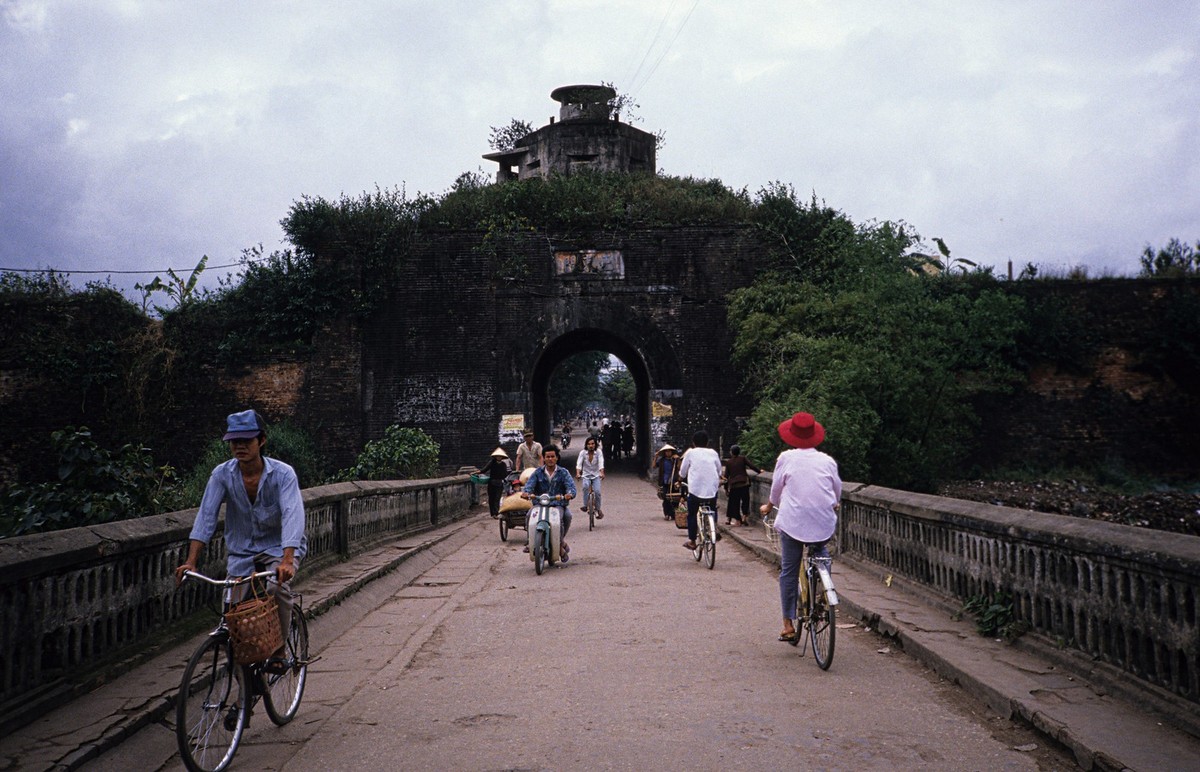 Bên ngoài một cánh cổng của Kinh thành Huế, Cố đô  Huế năm 1989. Ảnh: Stefan Hajdu Flickr.