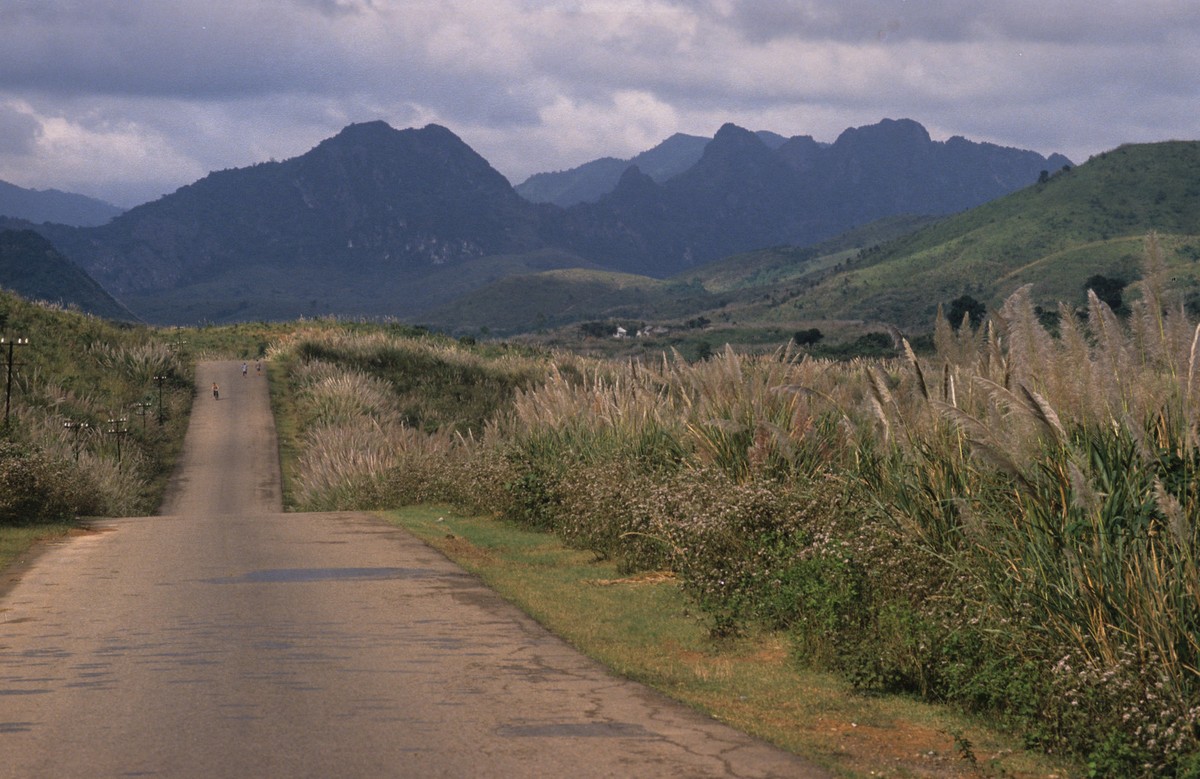 Khung cảnh đồi núi hoang vu nhìn từ một con đường ở  Quảng Trị năm 1989. Ảnh: Stefan Hajdu Flickr.