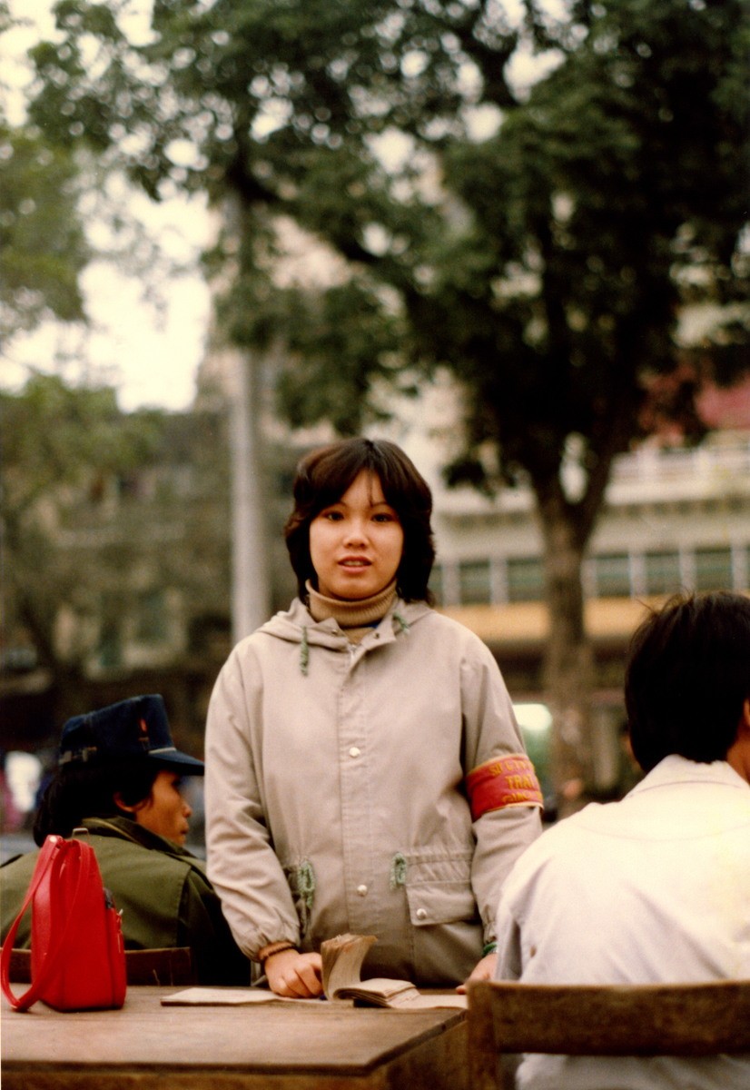 Chân dung người phụ nữ bán vé tại một trạm xe khách ở Hà Nội năm 1990. Ảnh: Diligam_te Flickr.