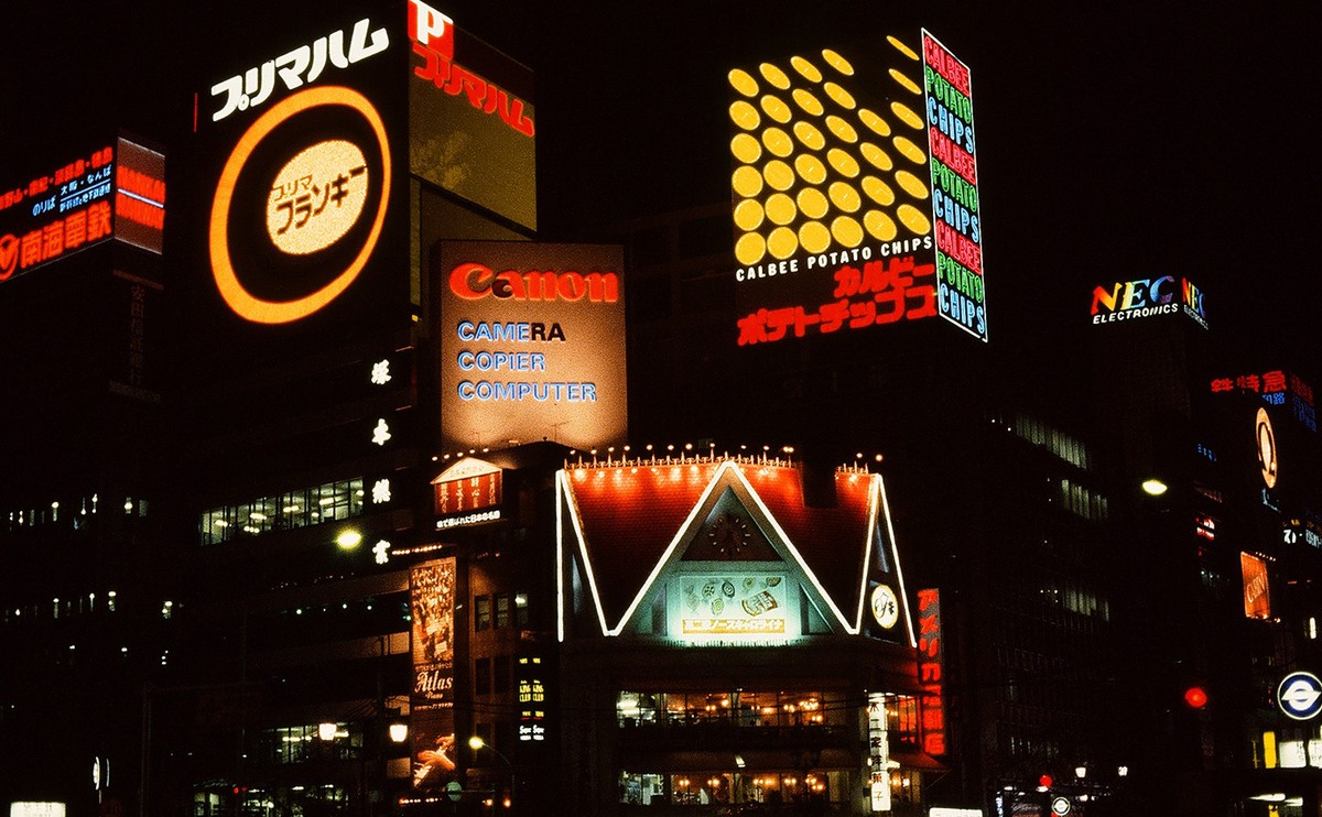 Ánh đèn đêm ở khu Ginza, Tokyo năm 1980. Ảnh: Terry Feuerborn Flickr.