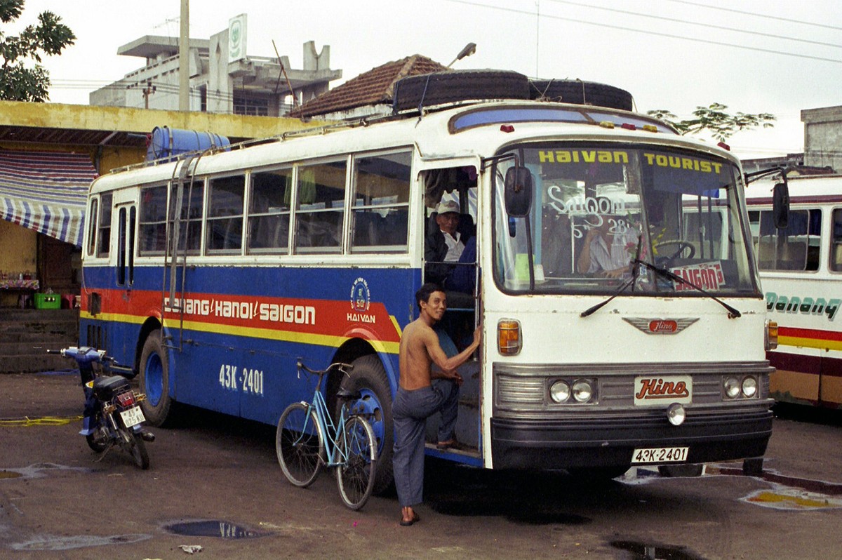 Xe buýt Hino (Nhật Bản) biển số 43K-24-01 tại bến xe ở  Đà Nẵng năm 1996. Ảnh: Ian Lynas Flickr.