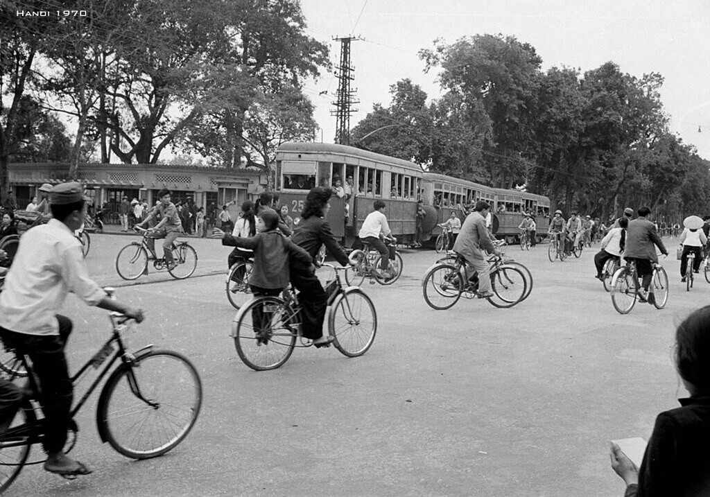 Tàu điện và những chiếc xe đạp trên một con đường ở  Hà Nội ngày 9/3/1970. Ảnh: Alma De Luce/AP Photo.