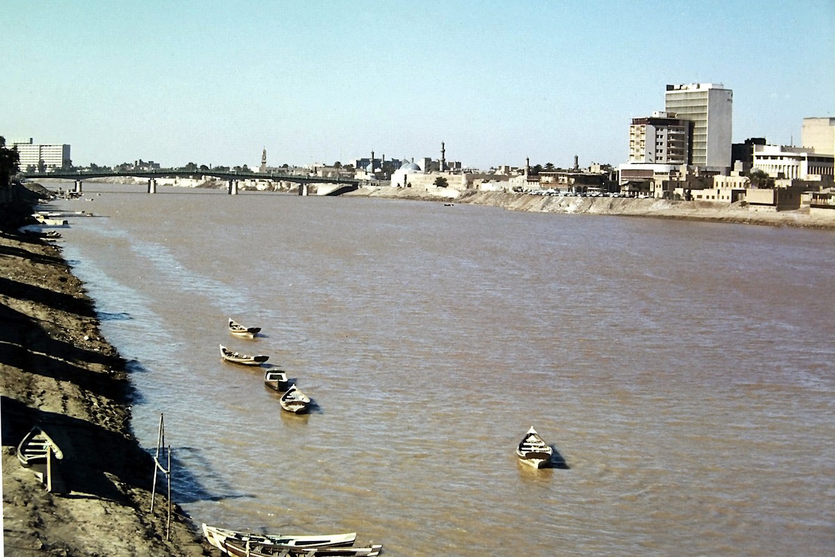 Sông Tigris, dòng sông huyền thoại của nền văn minh Lưỡng Hà chảy qua Bagdad,  Iraq năm 1972. Ảnh: Blackthorne57.