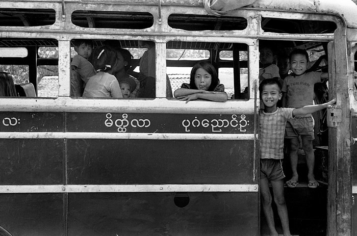 Một chuyến xe buýt ở thành phố Mandalay,  Miến Điện năm 1979. Ảnh: Manel Armengol/Archivo Flickr.