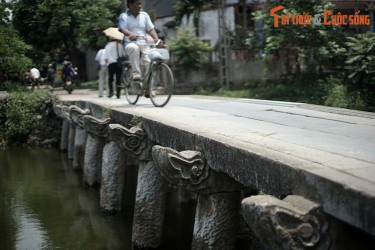  1. Từng được làm bằng gỗ.  Cầu đá làng Nôm có một lịch sử rất lâu đời. Vào thế kỷ 16, cây cầu này được làm bằng gỗ lim. Đến thời vưa Tự Đức, cầu được người dân làng Nôm xây lại hoàn toàn bằng đá xanh và gìn giữ đến ngày nay.