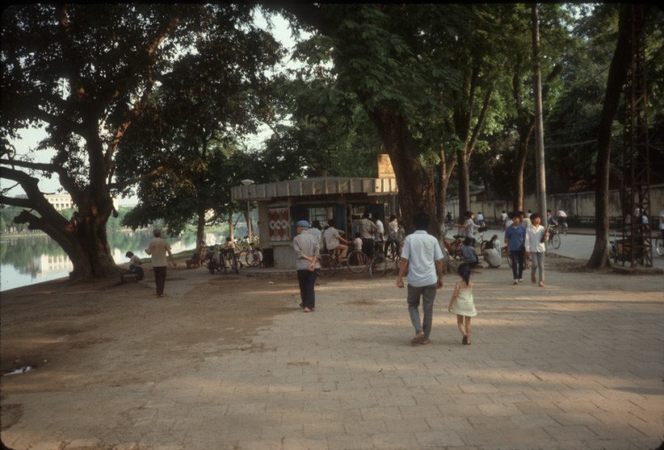 Hè phố Lê Thái Tổ, bờ hồ Hoàn Kiếm,  Hà Nội năm 1989. Ảnh: Cemetery_gate_181 Flickr.