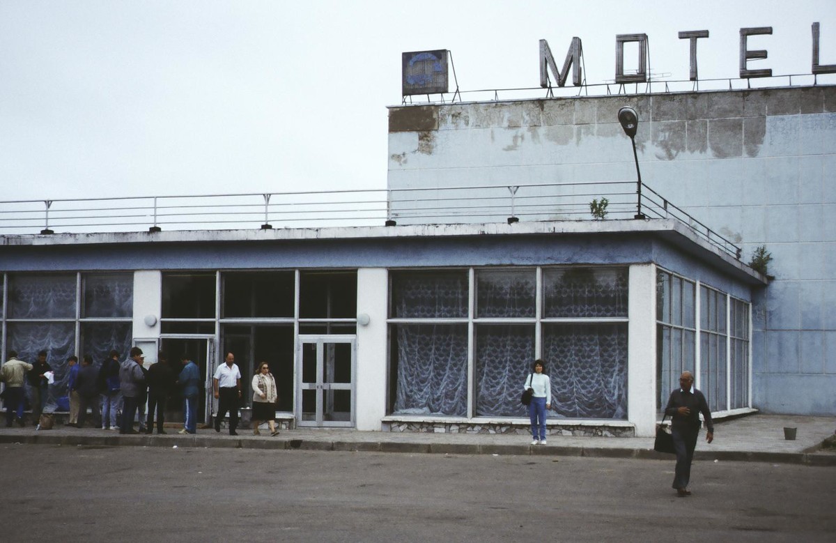 Bên ngoài nhà nghỉ Phoenix ở thành phố Smolensk,  Liên Xô năm 1990. Ảnh: Terry Feuerborn Flickr.