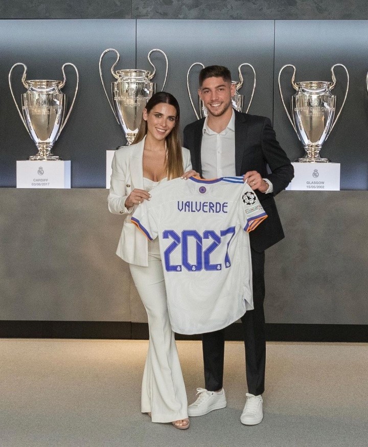  Federico Valverde và Mina Bonino quen nhau từ năm 2019. Cặp đôi chưa làm đám cưới nhưng đã chung sống với nhau và có con. Bonino luôn xuất hiện bên cạnh Valverde trong những sự kiện quan trọng. Ngay cả trong lễ ký hợp đồng mới với Real Madrid, cầu thủ 24 tuổi cũng đưa bạn gái theo.