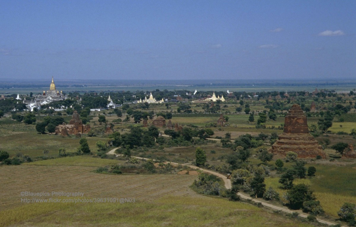 Một góc  thánh địa Bagan với sông Irrawaddy ở phía đường chân trời, Myanmar năm 1992. Ảnh: Gunter Hartnagel / Flickr.