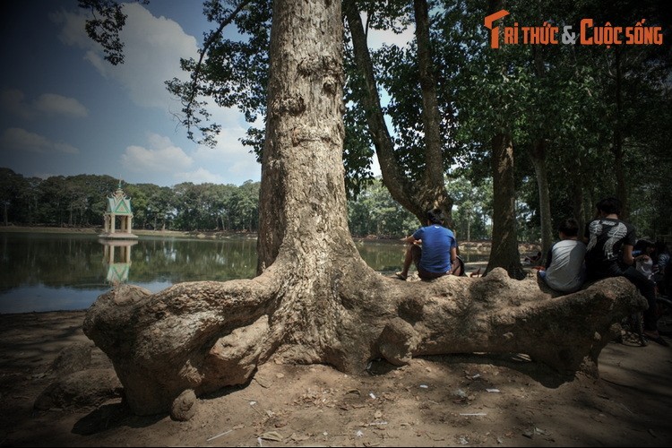 Tọa lạc phường 8 của thành phố Trà Vinh, tỉnh Trà Vinh,  ao Bà Om hay ao Vuông là một thắng cảnh rất nổi tiếng của vùng đất Nam Bộ. Cộng đồng người Khmer trong khu vực lưu truyền rất nhiều giai thoại lịch sử thú vị để giải thích nguồn gốc của ao nước này.