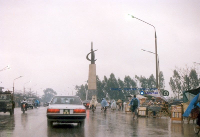 Ngã ba Cầu Chui, huyện Gia Lâm,  Hà Nội năm 1991. Ảnh: Lewis M. Stern.