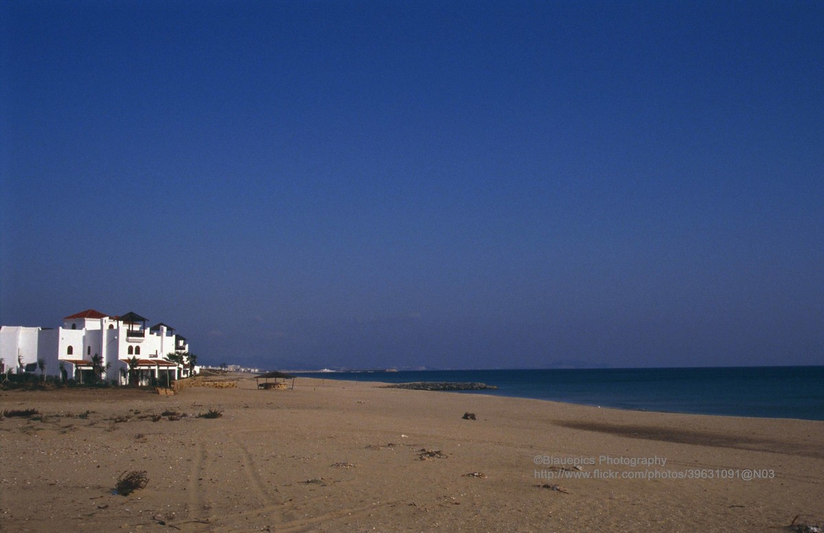 Trên bãi biển của Tetouan, thành phố nằm bên bờ Địa Trung Hải của  Morocco năm 1991. Ảnh: Gunter Hartnagel Flickr.