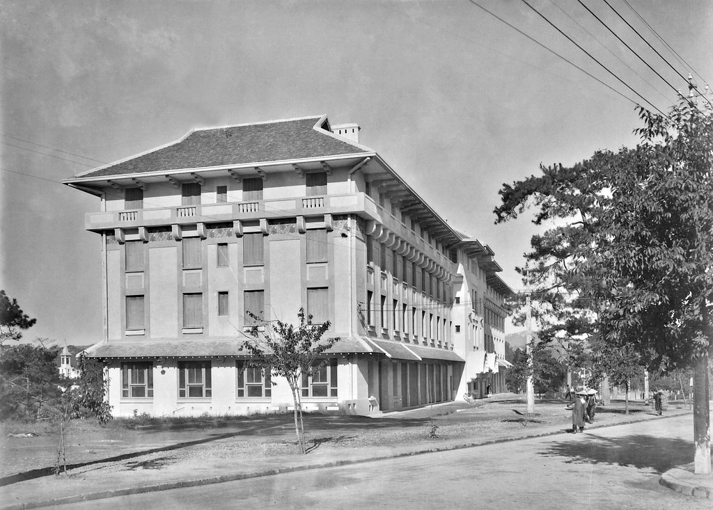  Khách sạn Hôtel du Parc ở Đà Lạt khi đang hoàn thiện, cuối thập niên 1920. Khách sạn này được khánh thành vào năm 1932.