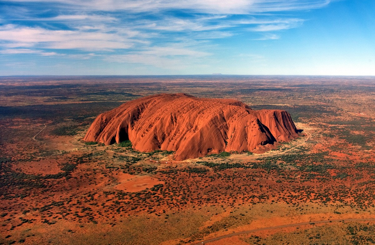 Nằm trong Vườn quốc gia Uluru - Kata Tjuta ở khu vực trung tâm lục địa Australia,  Uluru hay Đá Ayers là một tảng đá sa thạch khổng lồ, kỳ quan thiên nhiên nổi tiếng thế giới của xứ sở chuột túi. Ảnh: Wikimedia Commons.