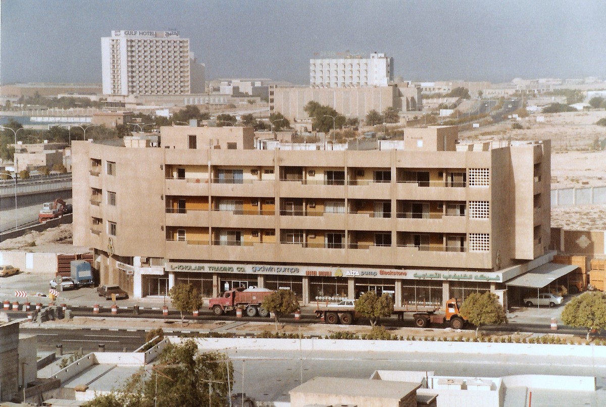 Một khu chung cư ở Doha,  Qatar thập niên 1980. Phía xa là khách sạn Vùng Vịnh (trái) và khách sạn Ốc Đảo (phải).