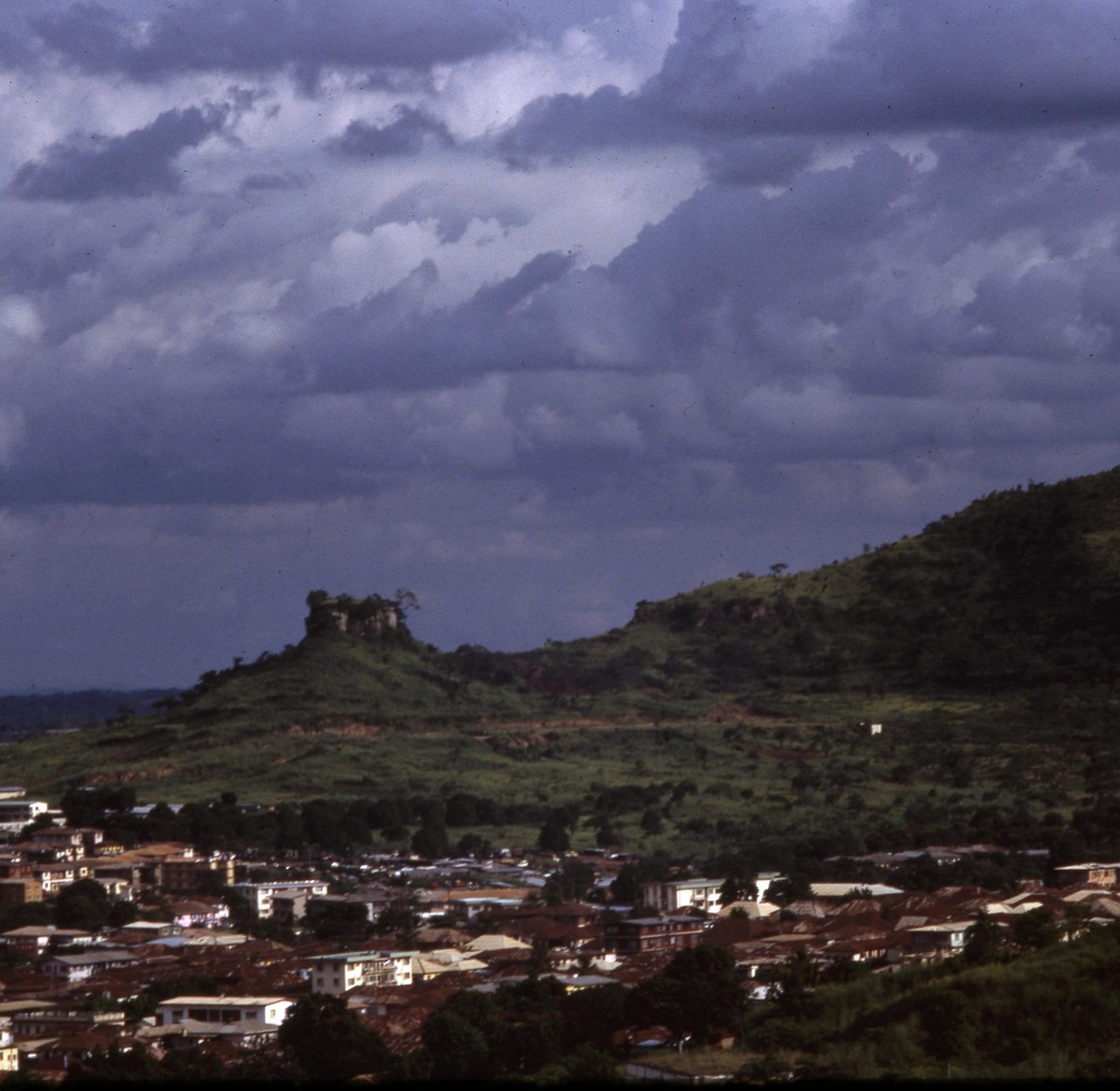 Một góc thành phố Enugu, thủ phủ bang Trung Đông,  Nigeria năm 1980. Ảnh: Robmcrorie/Flickr.