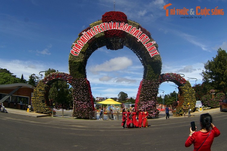 Nằm bên bờ hồ Xuân Hương,  vườn hoa thành phố Đà Lạt được coi là một trong những địa điểm nên ghé thăm đầu tiên dành cho khách phương xa ở cao nguyên Lâm Viên.