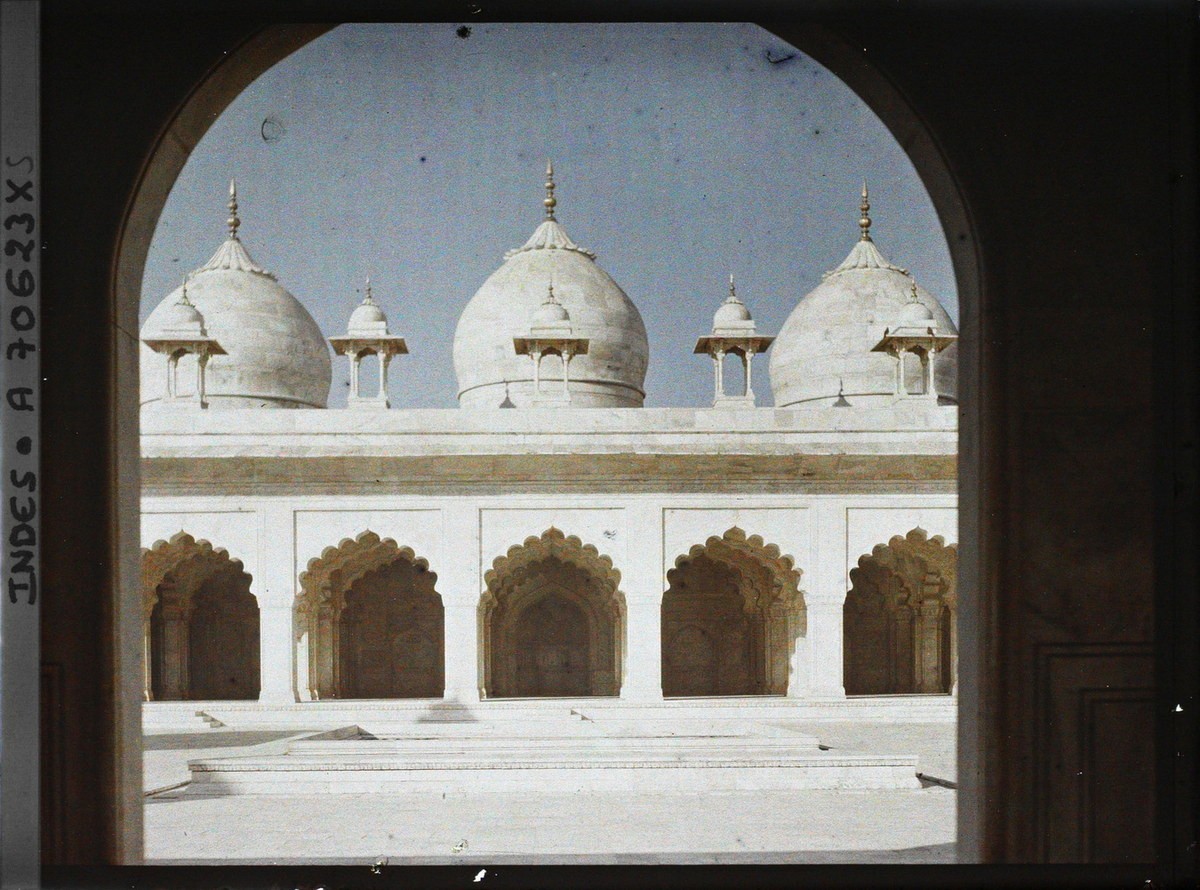 Thánh đường Ngọc trai (Moti Majid) trong Pháo đài Đỏ (Lal Qila), Agra,  Ấn Độ năm 1913. Ảnh: Stéphane Passet / Collections.albert-kahn.hauts-de-seine.fr.