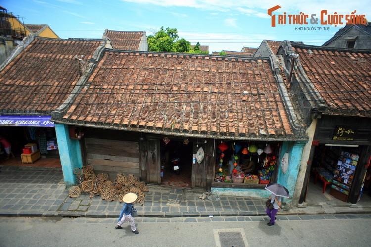 Nhịp sống chậm trên đường Trần Phú, một trục đường trung tâm của khu  phố cổ Hội An.