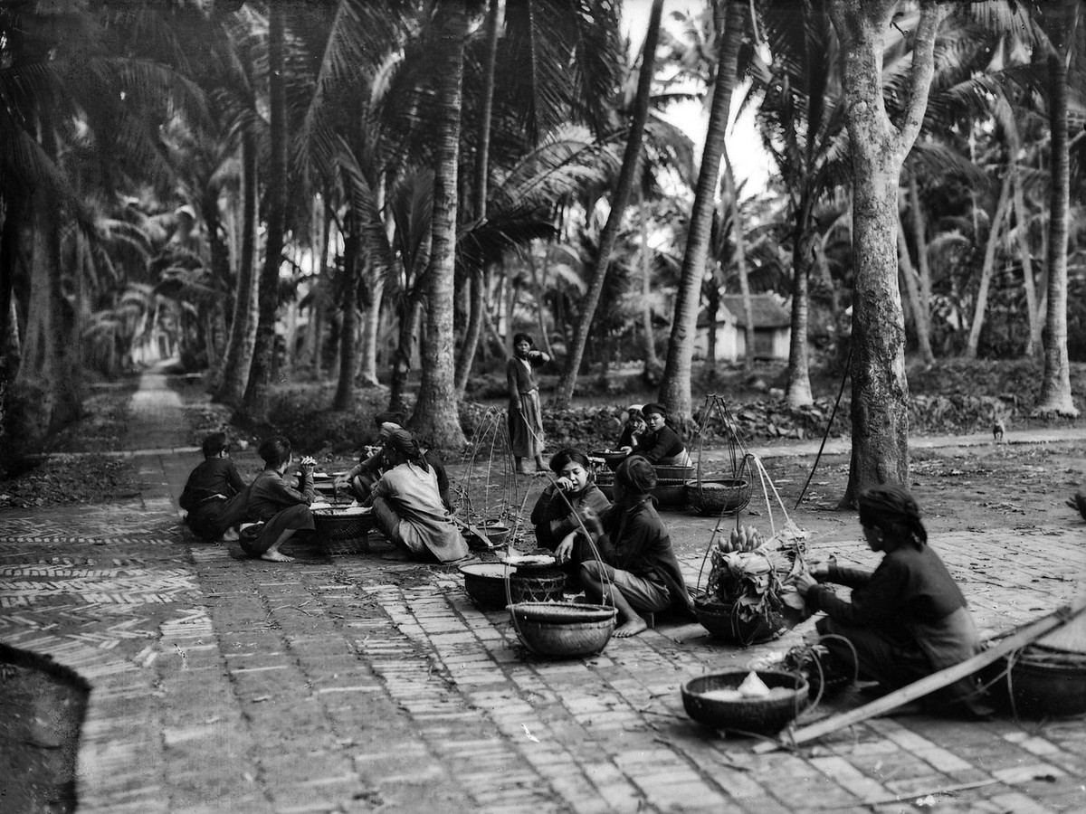 Họp chợ ở  làng Dương Liễu, tỉnh Hà Đông thập niên 1920, nay là xã Dương Liễu, huyện Hoài Đức, thành phố Hà Nội.