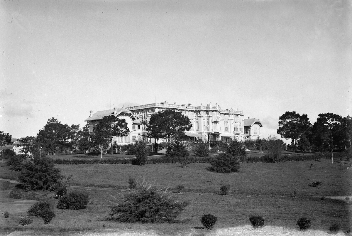 Toàn cảnh khách sạn Lang Bian Palace, nay là khách sạn Dalat Palace,  Đà Lạt thập niên 1920.