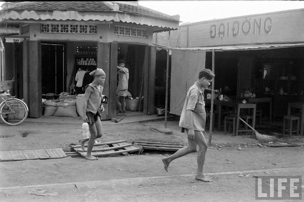 Một góc phố  Buôn Ma Thuột năm 1957. Ảnh: Life.