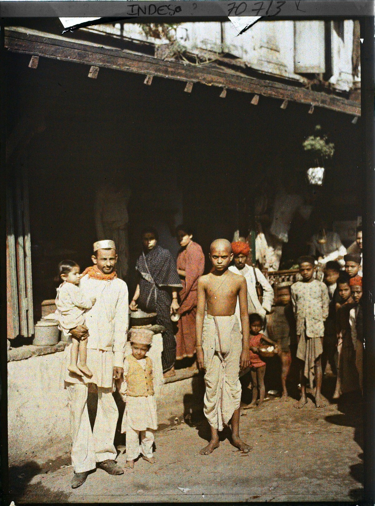 Một góc phố nhộn nhịp ở  Bombay năm 1913. Ảnh: Stéphane Passet / Collections.albert-kahn.hauts-de-seine.fr.