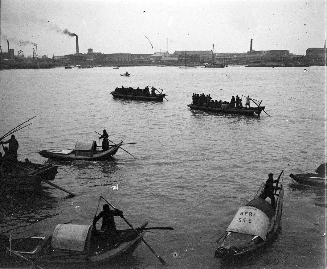 Những con thuyền tam bản và đò chở khách trên sông Hoàng Phố, Thượng Hải năm 1909. Ảnh: Albert Dutertre / Collections.albert-kahn.hauts-de-seine.fr.