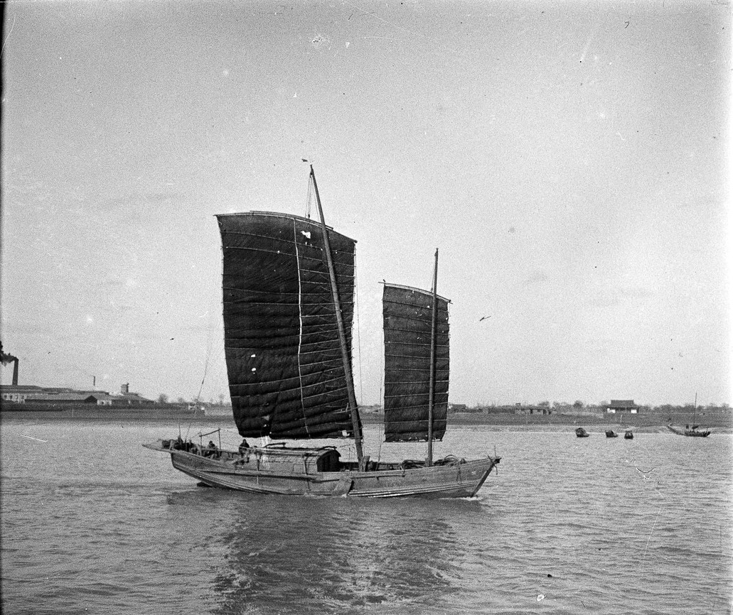 Thuyền mành trên sông Hoàng Phố,  Thượng Hải năm 1909. Ảnh: Albert Dutertre / Collections.albert-kahn.hauts-de-seine.fr.