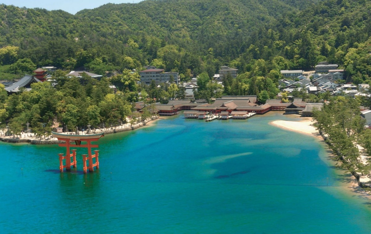  Đền Itsukushima (Nghiêm Đảo thần xã) là một ngôi đền nằm trên đảo Itsukushima, trong vịnh Seto ở tỉnh Hiroshima, Nhật Bản. Với sự hòa quyện tuyệt vời giữa thiên nhiên và kiến trúc Nhật Bản truyền thống, ngôi đền này hút một lượng khách trong và ngoài nước khổng lồ ghé thăm mỗi năm. Ảnh: Travel Japan.