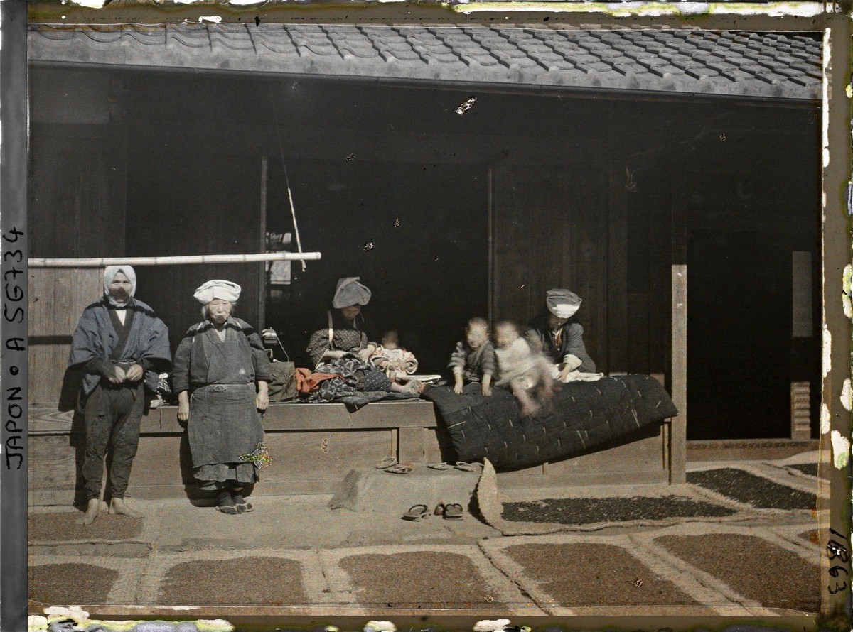 Một gia đình nông dân quây quần bên hiên nhà ở làng Yase,  Kyoto năm 1926. Ảnh: Roger Dumas / Collections.albert-kahn.hauts-de-seine.fr.