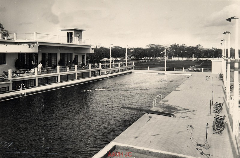 Bể bơi ở Cung thể thao Hà Nội (Cercle Sportif de Hanoi),  Hà Nội năm 1936. Bể bơi này được cư dân Hà Nội thời kỳ sau 1954 biết đến với tên gọi bể bơi 10/10 hay bể bơi Ba Đình, ngày nay thuộc Trung tâm Thể thao Ba Đình ở 115 Quán Thánh. Ảnh: Aavh.org.