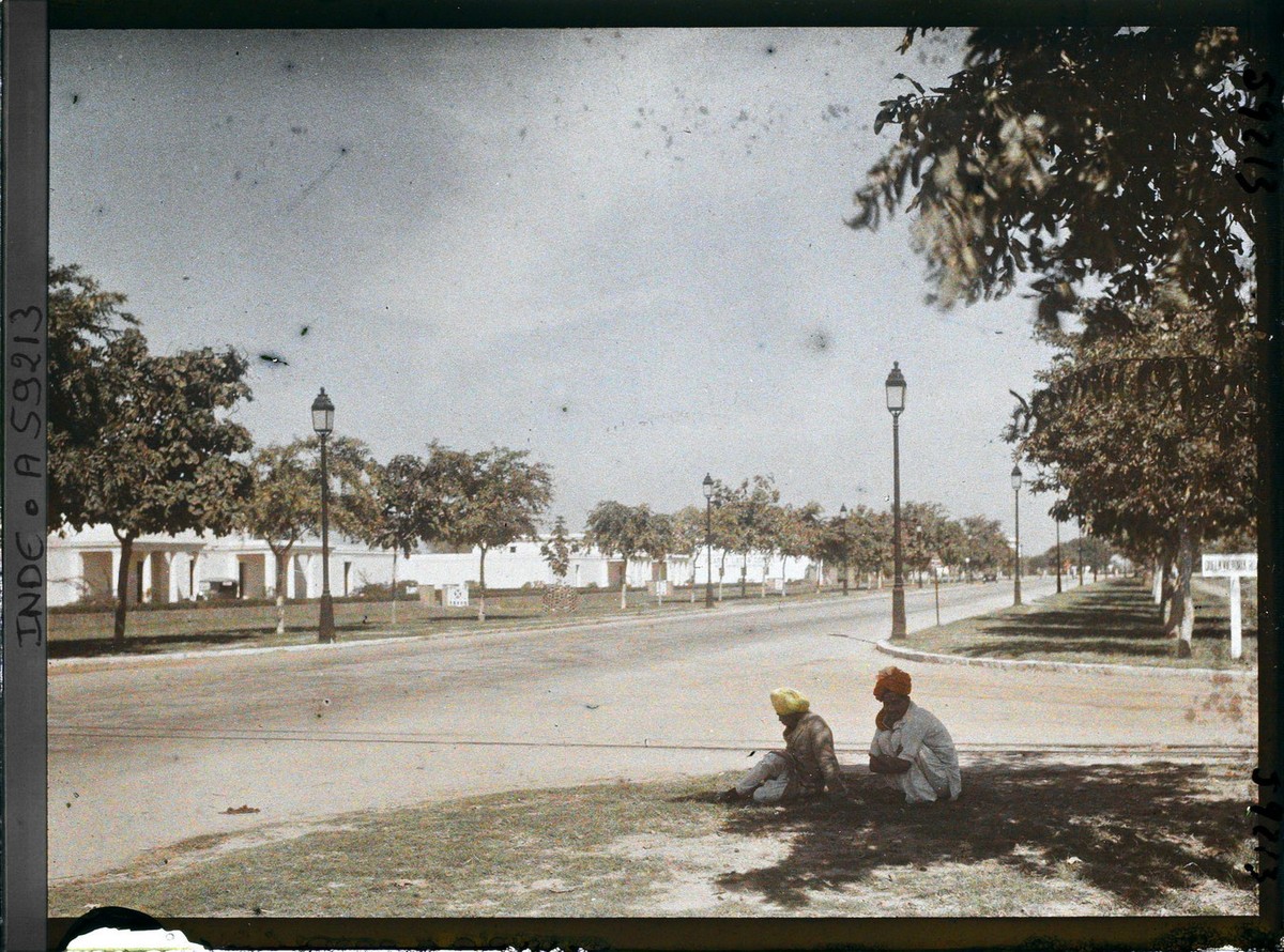 Đường phố bên ngoài tòa nhà Quốc hội ở  Delhi năm 1914. Ảnh: Roger Dumas / Collections.albert-kahn.hauts-de-seine.fr.