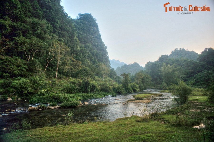 Khung cảnh thiên nhiên hoang sơ ở suối Lê Nin, huyện Hà Quảng,  Cao Bằng. Dòng suối trong xanh chảy qua núi rừng Việt Bắc này là nơi lưu giữ ký ức về một giai đoạn gian khổ và hào hùng của cách mạng Việt Nam.