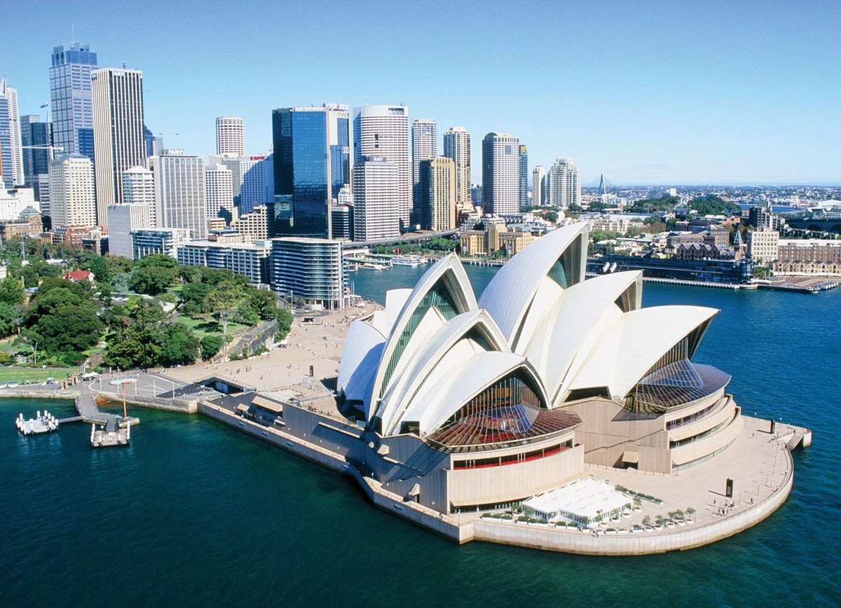 Tọa lạc tại khu vực cảng Sydney ở thành phố Sydney, Australia,  Nhà hát Opera Sydney là một trong những công trình kiến trúc tiêu biểu nhất thế kỷ 20 và là một trong các địa điểm biểu diễn nghệ thuật nổi tiếng nhất thế giới. Ảnh: Britannica.