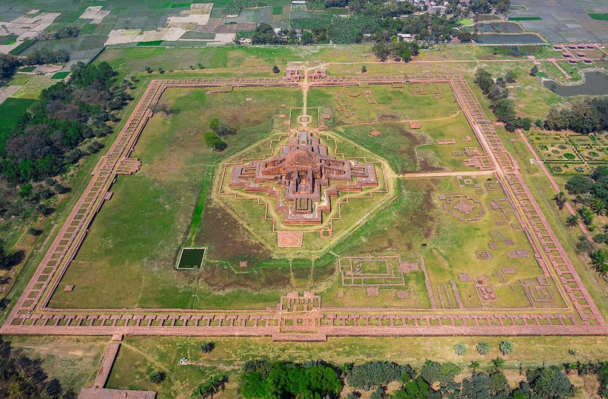 Nằm ở huyện Naogaon, tỉnh Rajshahi, Tây Bắc Bangladesh,  thánh địa Somapura Mahavihara là một địa điểm khảo cổ học nổi tiếng thế giới. Nơi đây từng là một trong những trung tâm Phật giáo lớn nhất Nam Á. Ảnh: Structurae.