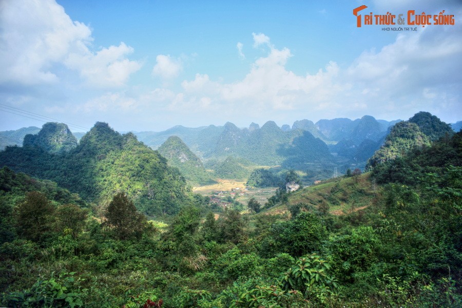 Nằm tại tỉnh địa đầu Cao Bằng,  Công viên địa chất Non nước Cao Bằng được UNESCO công nhận là công viên địa chất toàn cầu vào năm 2018, trở thành Công viên địa chất toàn cầu thứ hai tại Việt Nam, sau Công viên địa chất Cao nguyên đá Đồng Văn tại Hà Giang. Ảnh: Những dãy núi trùng điệp tại huyện Quảng Hòa, Cao Bằng.