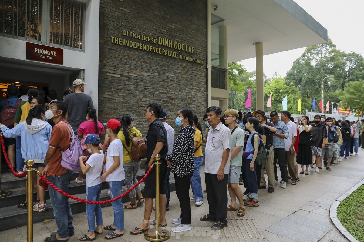 Đông đảo du khách tham quan di tích lịch sử  Dinh Thống Nhất (quận 1, TPHCM) trong ngày 2/9. Đoàn người chờ phía ngoài phòng vé khá đông, nhiều thời điểm kéo dài đến tận phía cổng chính của Dinh.