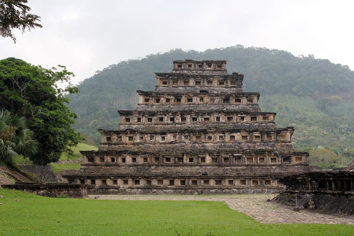 Nằm ở trung tâm thành phố cổ El tajin, ngày nay thuộc bang Varacuz của Mexico,  kim tự tháp Niches (theo tiếng Anh nghĩa là kim tự tháp Hang hốc) được coi là kiệt tác kiến trúc độc nhất vô nhị của các nền văn minh châu Mỹ cổ xưa. Ảnh: Wikimedia Commons.