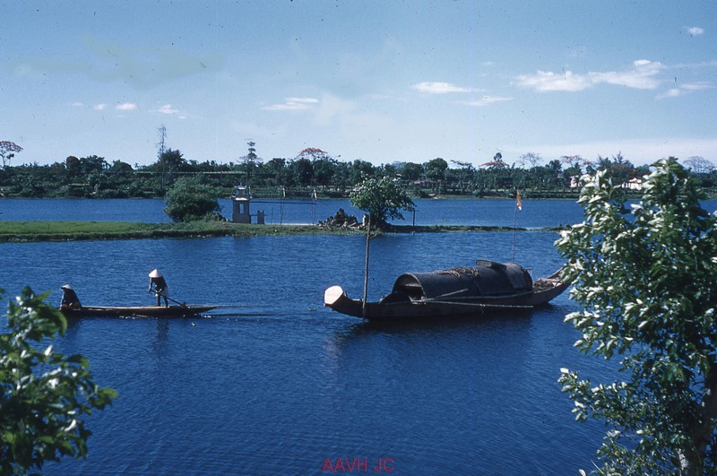 Sông Hương ở Cố đô Huế,  Việt Nam năm 1959. Ảnh: Aavh.org.