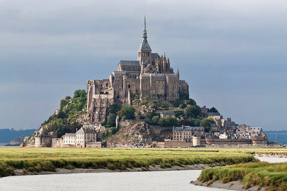 Nằm trên một hòn đảo nhỏ ven biển Normandy của nước Pháp, tu viện Mont Saint Michel nổi tiếng thế giới với cảnh quan có 1-0-2 cùng kiến trúc tiêu biểu cho phong cách Pháp thời Trung cổ. Ảnh: Wikipedia.