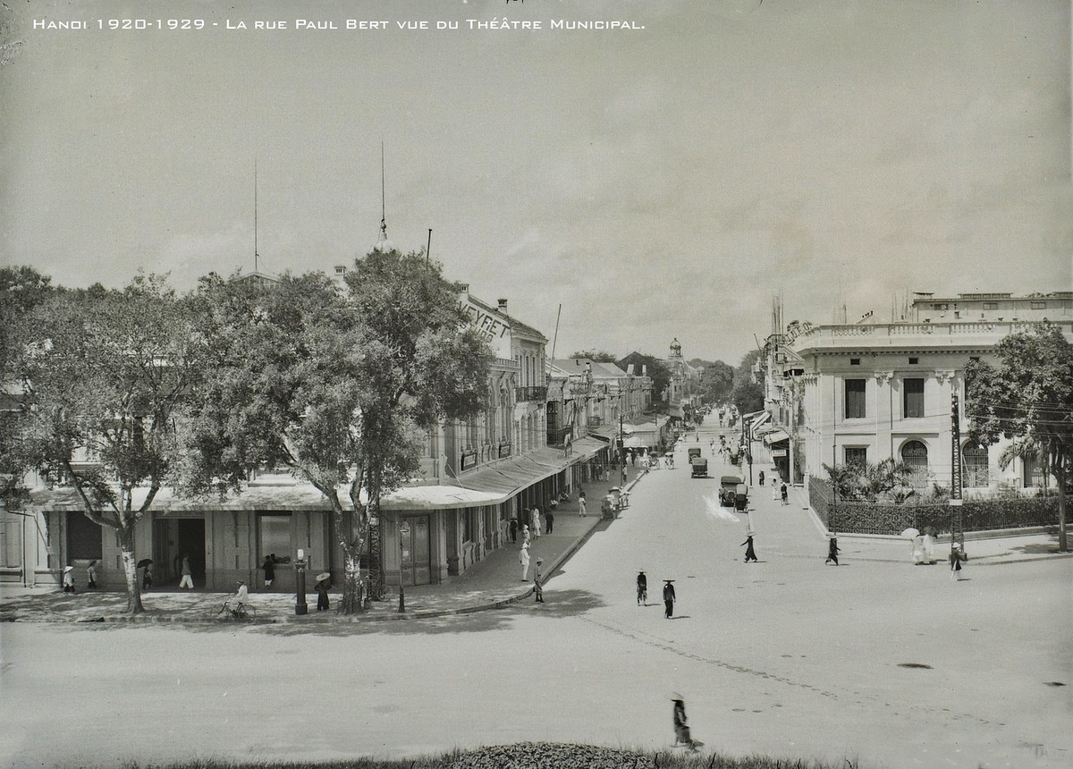 Phố Paul Bert (nay là phố Tràng Tiền) nhìn từ Nhà hát Lớn,  Hà Nội thập niên 1920.